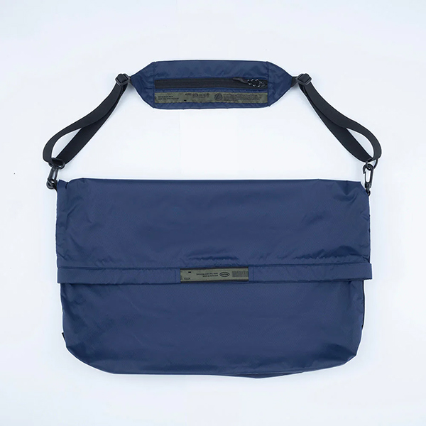 薄手のナイロン生地を使用したライトウェイトなパッカブルショルダーバッグ