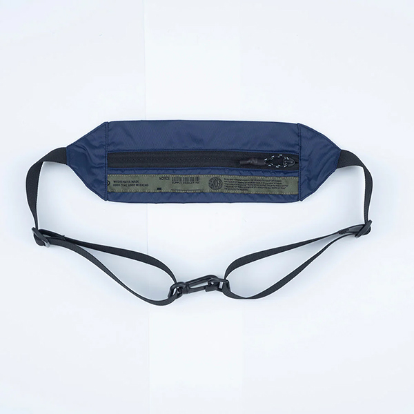 薄手のナイロン生地を使用したライトウェイトなパッカブルショルダーバッグ