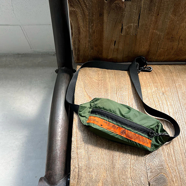 薄手のナイロン生地を使用したライトウェイトなパッカブルショルダーバッグ