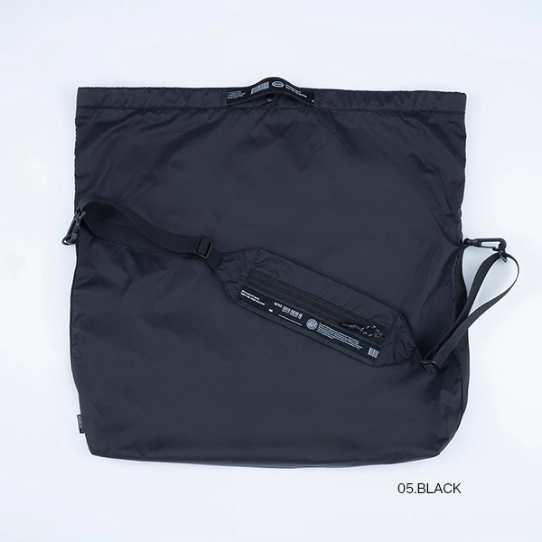 薄手のナイロン生地を使用したライトウェイトなパッカブルショルダーバッグ