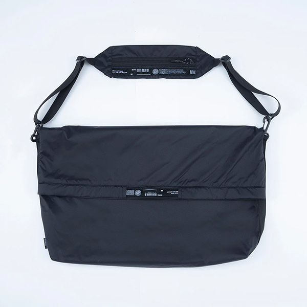薄手のナイロン生地を使用したライトウェイトなパッカブルショルダーバッグ
