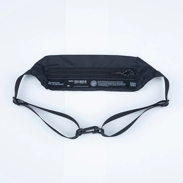 薄手のナイロン生地を使用したライトウェイトなパッカブルショルダーバッグ