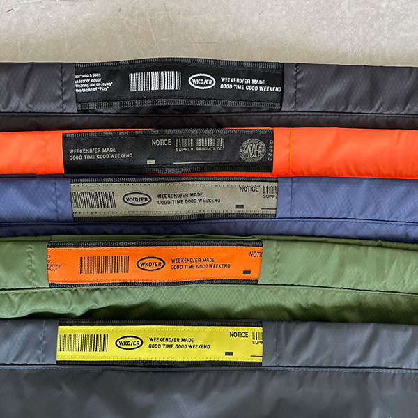 薄手のナイロン生地を使用したライトウェイトなパッカブルショルダーバッグ