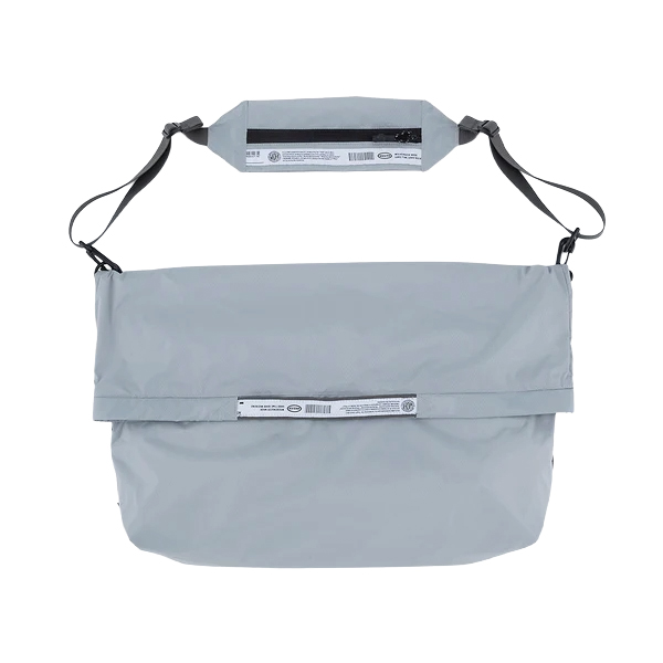 薄手のナイロン生地を使用したライトウェイトなパッカブルショルダーバッグ