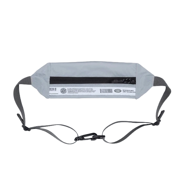 薄手のナイロン生地を使用したライトウェイトなパッカブルショルダーバッグ