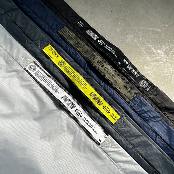 薄手のナイロン生地を使用したライトウェイトなパッカブルショルダーバッグ