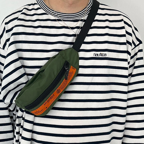 薄手のナイロン生地を使用したライトウェイトなパッカブルショルダーバッグ