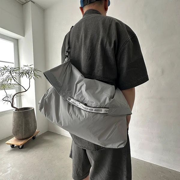 薄手のナイロン生地を使用したライトウェイトなパッカブルショルダーバッグ