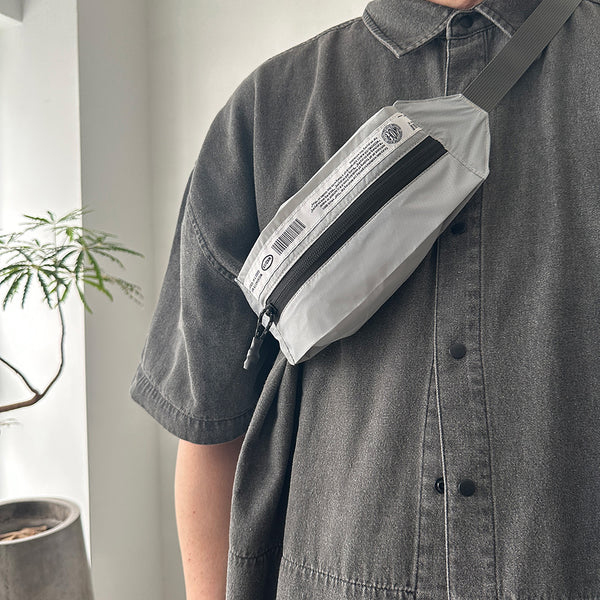 薄手のナイロン生地を使用したライトウェイトなパッカブルショルダーバッグ