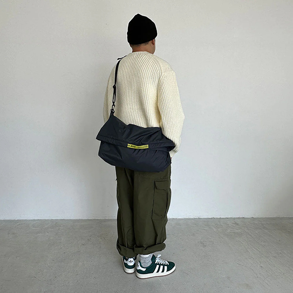 薄手のナイロン生地を使用したライトウェイトなパッカブルショルダーバッグ