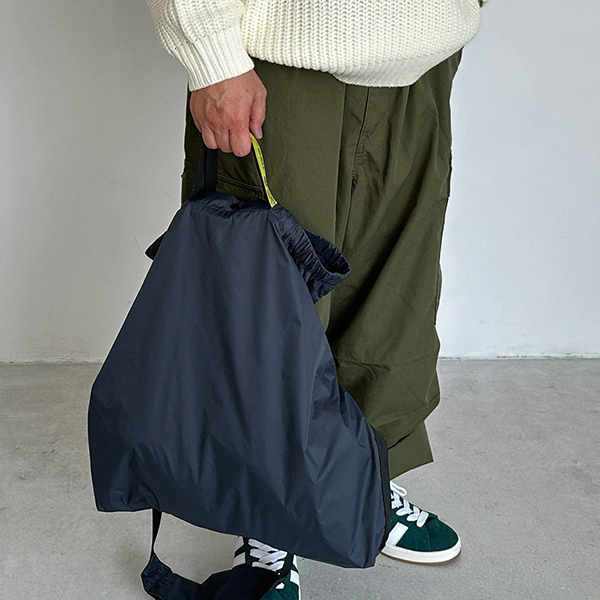 薄手のナイロン生地を使用したライトウェイトなパッカブルショルダーバッグ