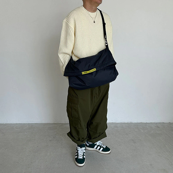 薄手のナイロン生地を使用したライトウェイトなパッカブルショルダーバッグ