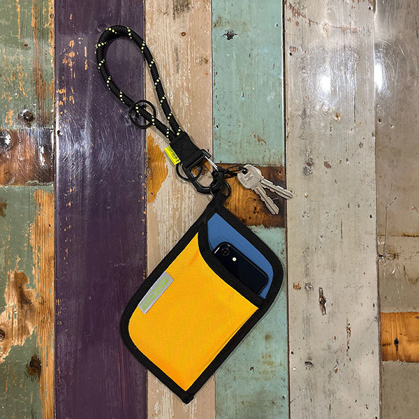 財布やスマホサック、キーなどを携帯できるキーホルダー