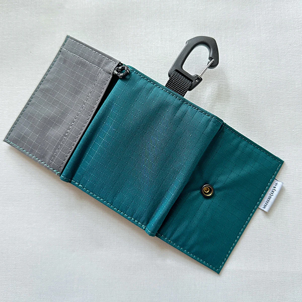 ナイロンリップ素材の三つ折りタイプのcoruriミニ財布。