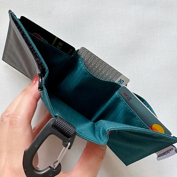 ナイロンリップ素材の三つ折りタイプのcoruriミニ財布。