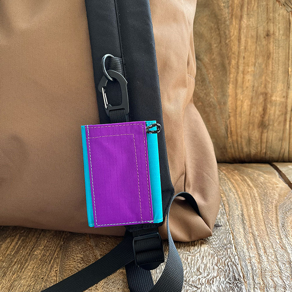 ナイロンリップ素材の三つ折りタイプのcoruriミニ財布。