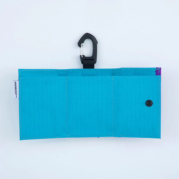 ナイロンリップ素材の三つ折りタイプのcoruriミニ財布。