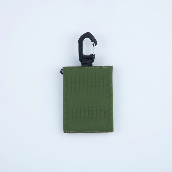 ナイロンリップ素材の三つ折りタイプのcoruriミニ財布。