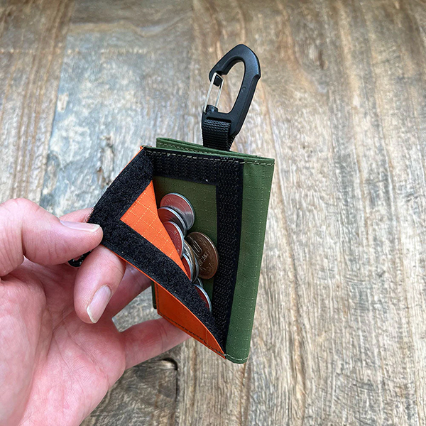 ナイロンリップ素材の三つ折りタイプのcoruriミニ財布。