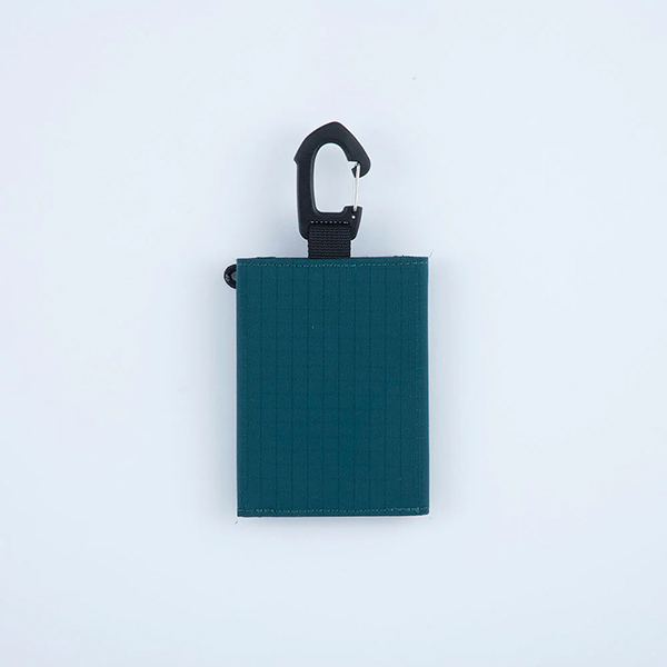 ナイロンリップ素材の三つ折りタイプのcoruriミニ財布。