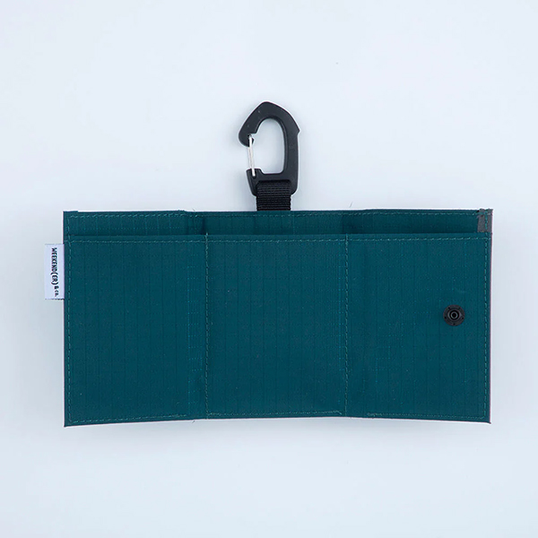 ナイロンリップ素材の三つ折りタイプのcoruriミニ財布。