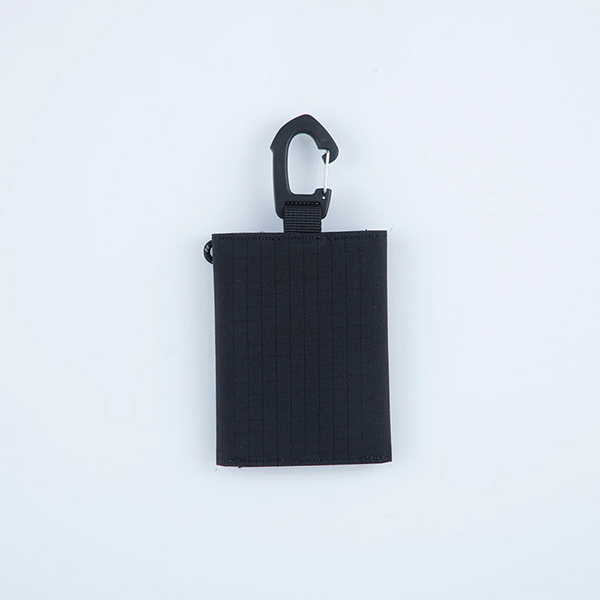 ナイロンリップ素材の三つ折りタイプのcoruriミニ財布。