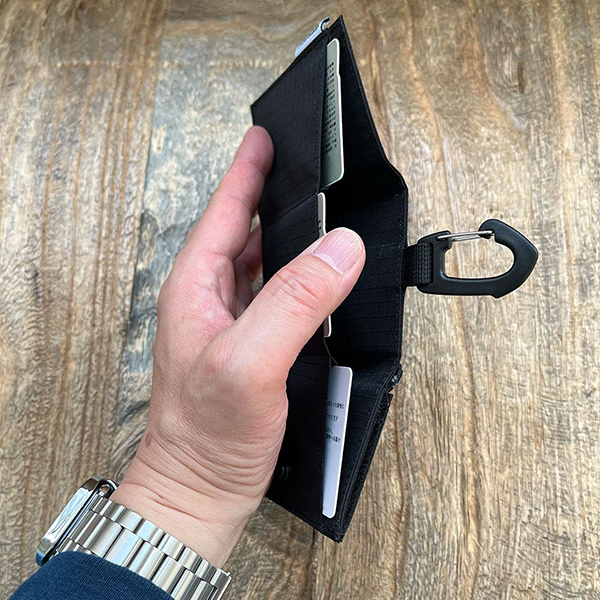 ナイロンリップ素材の三つ折りタイプのcoruriミニ財布。