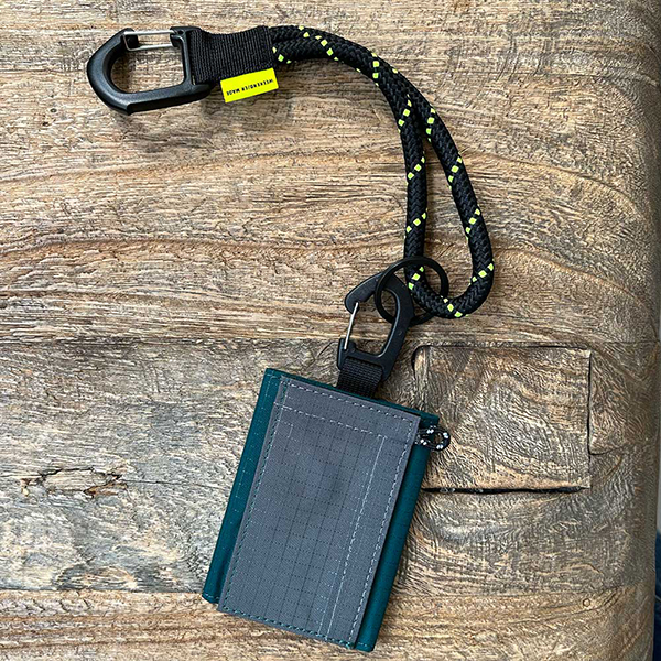 ナイロンリップ素材の三つ折りタイプのcoruriミニ財布。