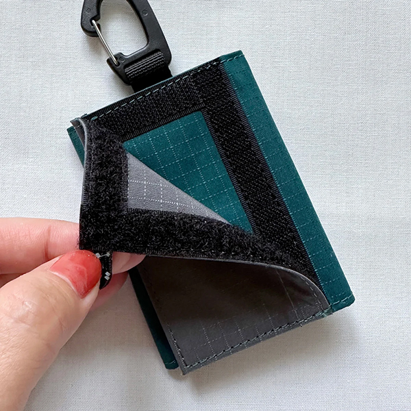 ナイロンリップ素材の三つ折りタイプのcoruriミニ財布。