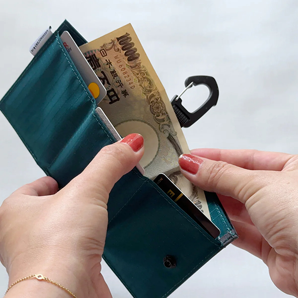 ナイロンリップ素材の三つ折りタイプのcoruriミニ財布。