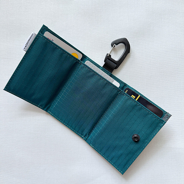 ナイロンリップ素材の三つ折りタイプのcoruriミニ財布。