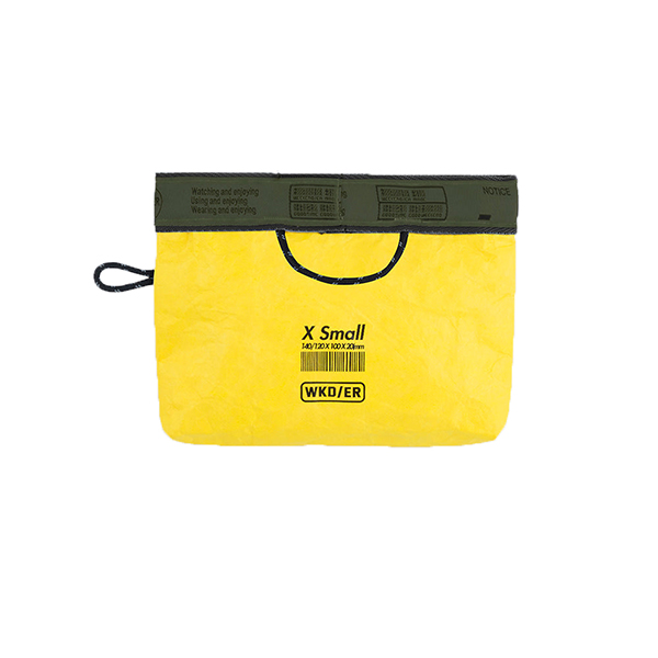 紙のような独特な風合いのTYVEK素材を使用したケース。