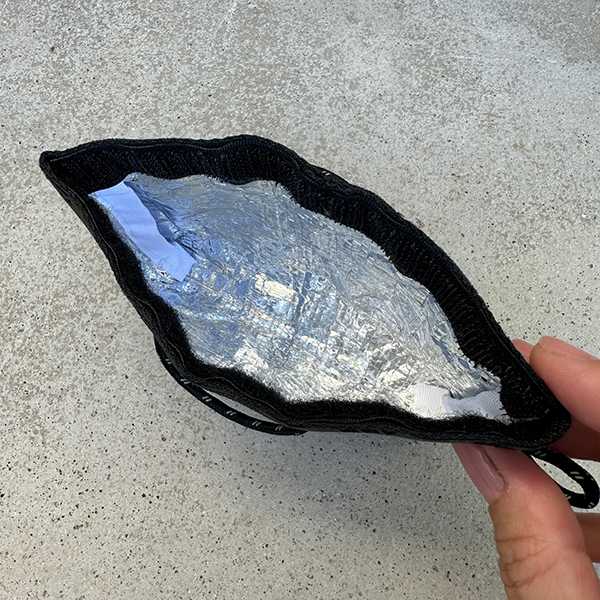 紙のような独特な風合いのTYVEK素材を使用したケース。