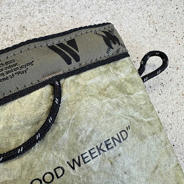 紙のような独特な風合いのTYVEK素材を使用したケース。