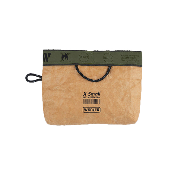 紙のような独特な風合いのTYVEK素材を使用したケース。