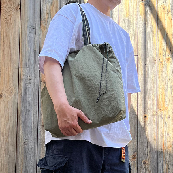 独特なシワ感とが特徴的なWASH NYLON素材のシリーズ