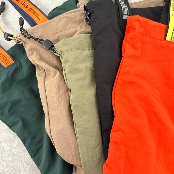 独特なシワ感とが特徴的なWASH NYLON素材のシリーズ