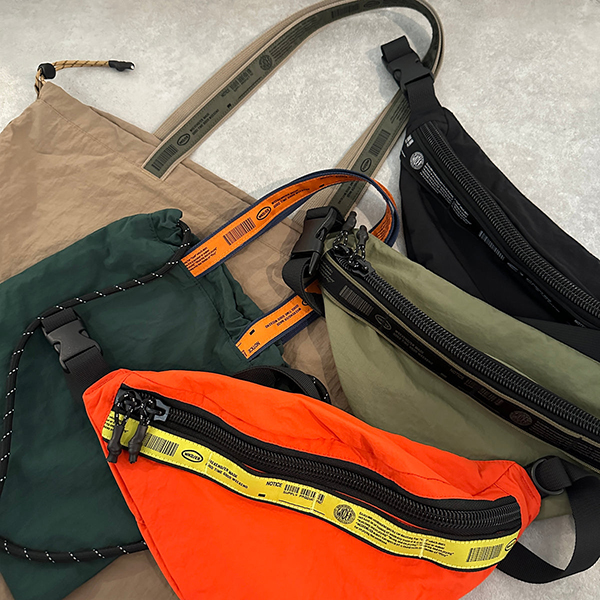 独特なシワ感とが特徴的なWASH NYLON素材のシリーズ。