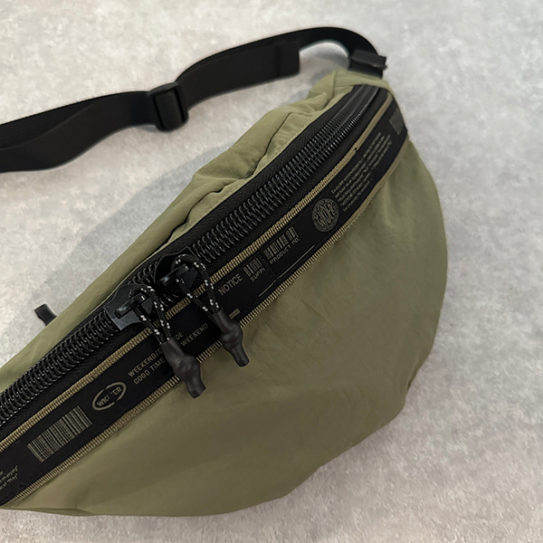 独特なシワ感とが特徴的なWASH NYLON素材のシリーズ。