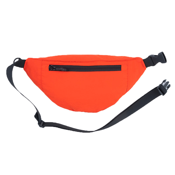 独特なシワ感とが特徴的なWASH NYLON素材のシリーズ。