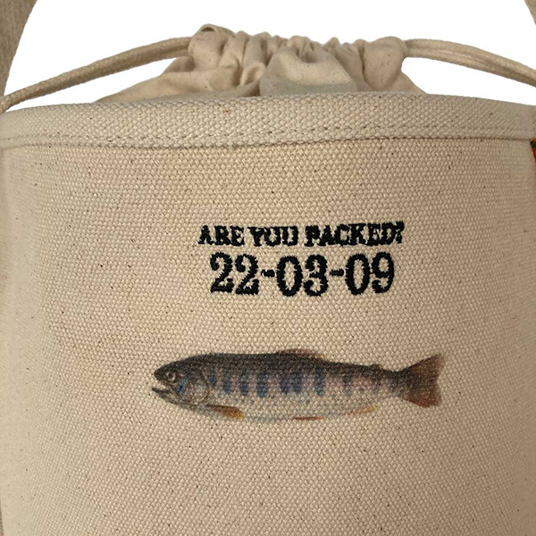 釣った魚を入れておくバケツをイメージしたバッグ。