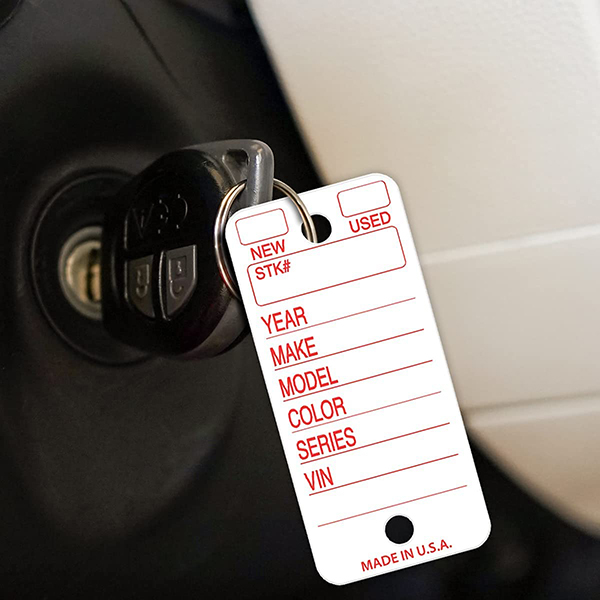 アメリカの自動車ディーラー、オートバイショップや RV 駐車場などで車両を判別するために取付けるキータグ。