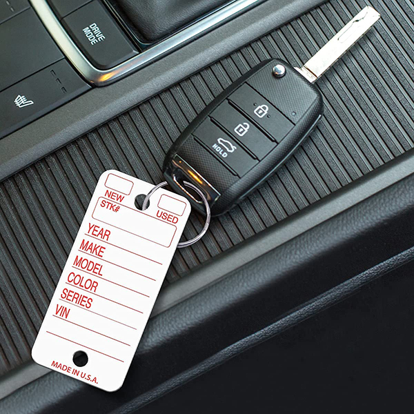 アメリカの自動車ディーラー、オートバイショップや RV 駐車場などで車両を判別するために取付けるキータグ。