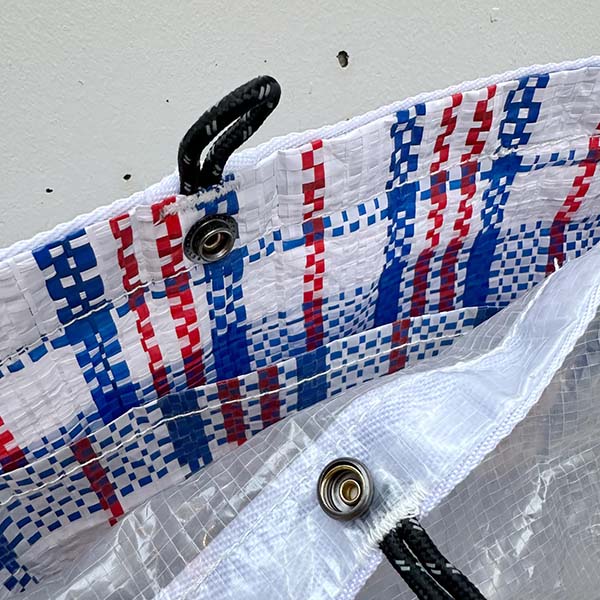 半透明のPE素材を使用したサコッシュ。