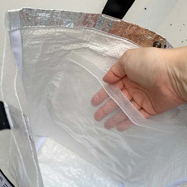 半透明のPE素材を使用したトートバッグ。