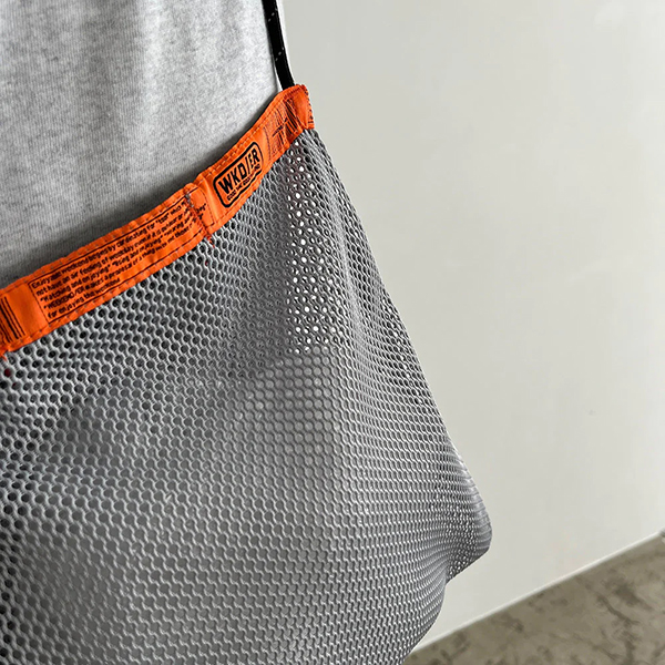 厚手でしなやかな素材感のメッシュ生地を使用した定番のシリーズ。