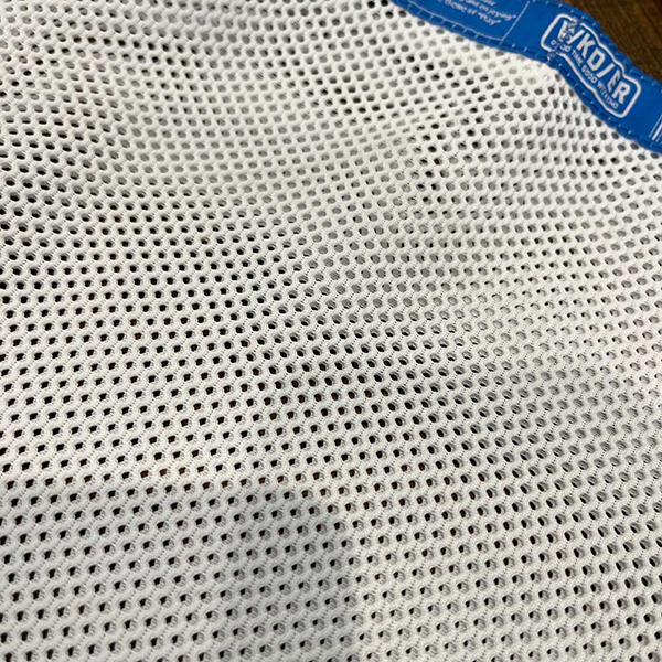 厚手でしなやかな素材感のメッシュ生地を使用した定番のシリーズ。