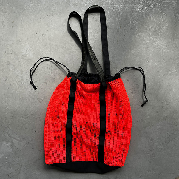 厚手でしなやかな素材感のメッシュ生地を使用した定番のシリーズ