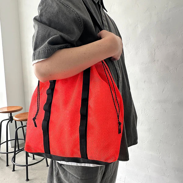 厚手でしなやかな素材感のメッシュ生地を使用した定番のシリーズ