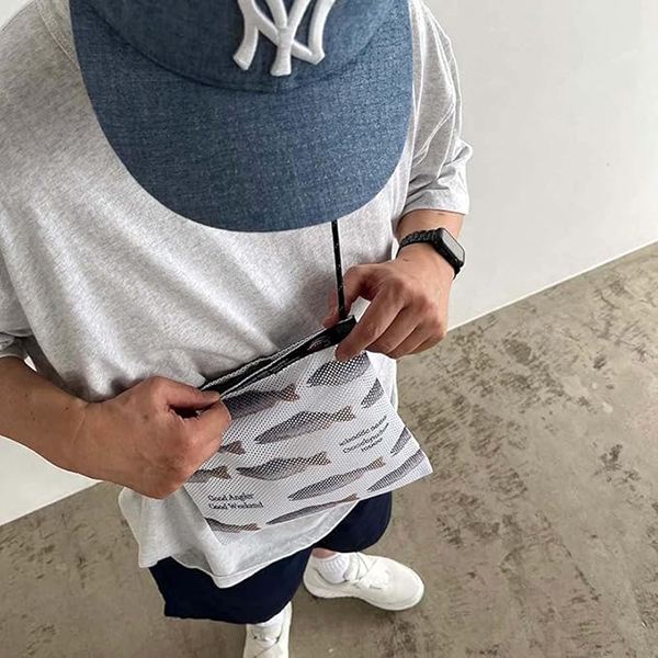 厚手でしなやかな素材感のメッシュ生地に川魚：ヤマメをプリント。